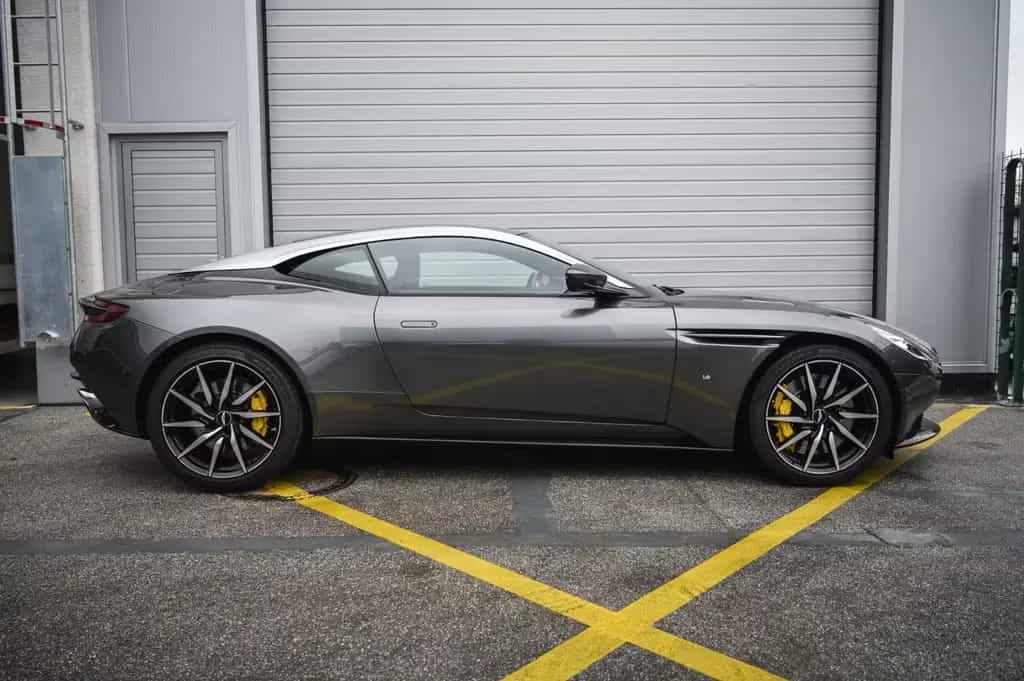 Aston Martin DB11 5.2 V12 Launch Edition 03/2017-photo-6