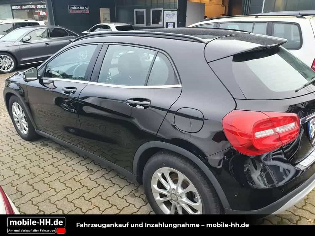 Mercedes-Benz GLA 180 *LEDER*BI-XENON*NAVI*PDC*STYLE* 02/2017-photo-1
