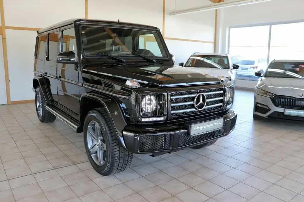 Mercedes-Benz G 350 d Designo Exclusiv Sthz TV Rear Seat Night 07/2017-photo-2