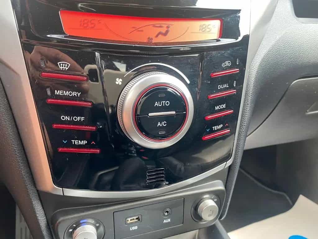Ssangyong Tivoli 1.6XDi Leder,Sitzhzg.,Navi,Kamera TÜV NEU 09/2016-photo-11