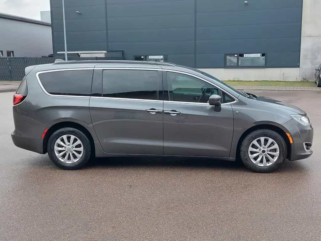 Chrysler Pacifica 3.6 V6 - LEDER - NAVI - 7*Sitzer 07/2017-photo-3