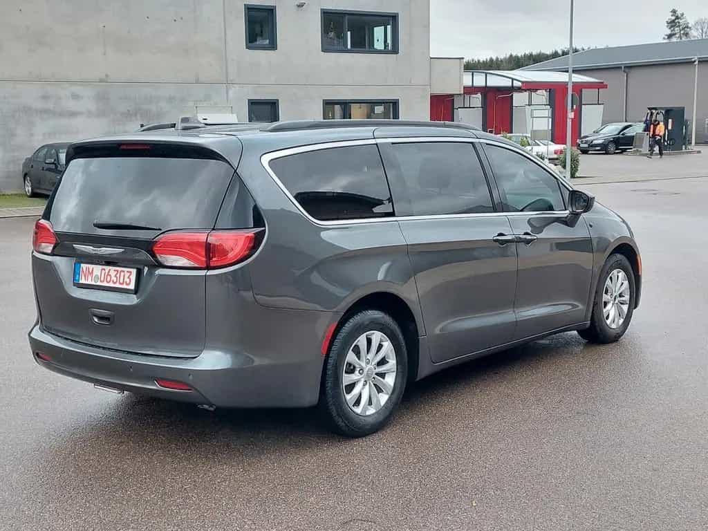 Chrysler Pacifica 3.6 V6 - LEDER - NAVI - 7*Sitzer 07/2017-photo-4