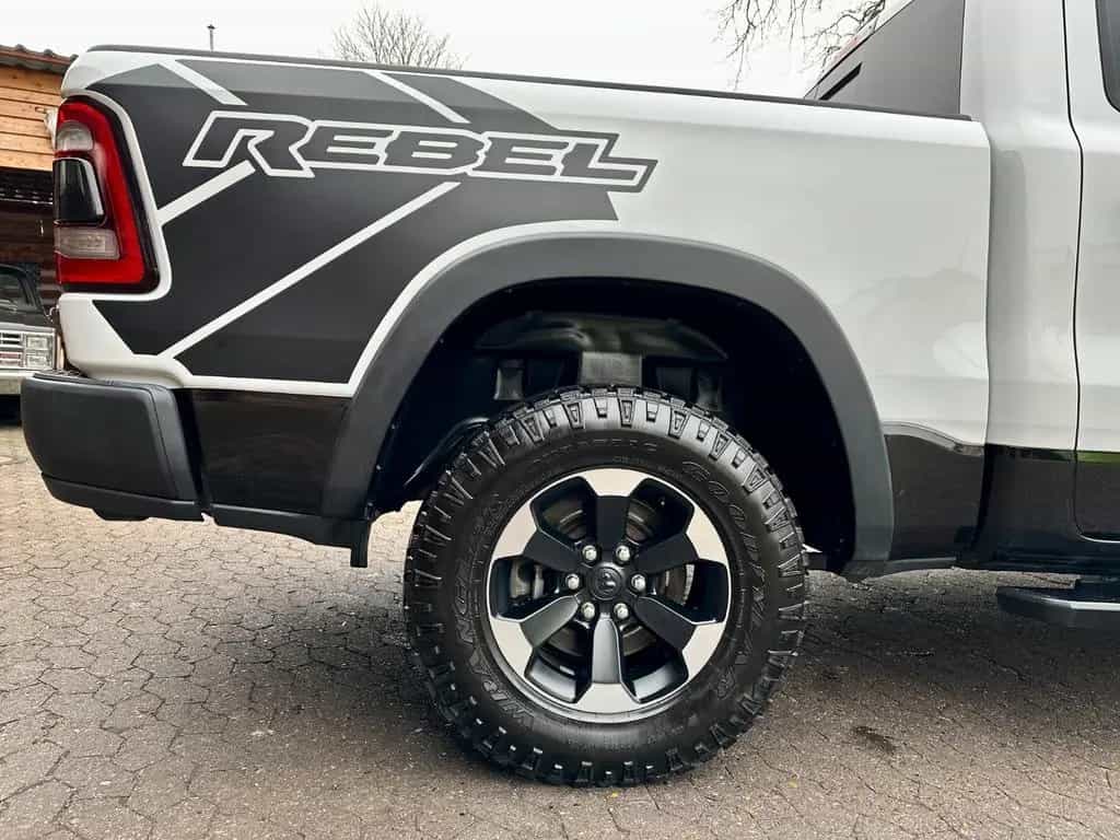 Dodge RAM 5.7 V8*4X4*REBEL*LEDER*LED*NAVI*AHK*MFL*GARANTIE 07/2020-photo-16