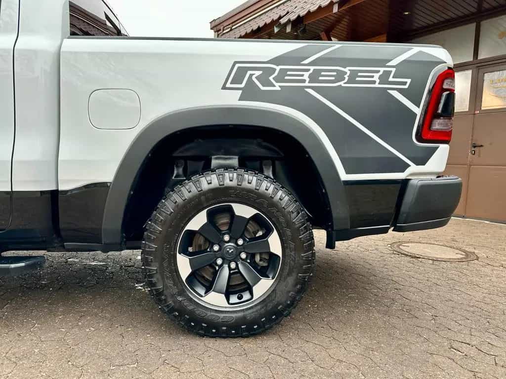 Dodge RAM 5.7 V8*4X4*REBEL*LEDER*LED*NAVI*AHK*MFL*GARANTIE 07/2020-photo-26