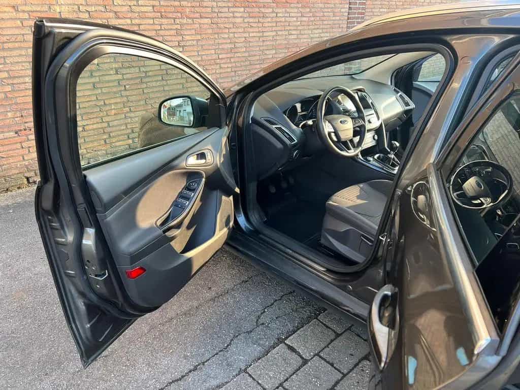 Ford Focus Turnier Titanium selbst Parkassistent 08/2016-photo-10
