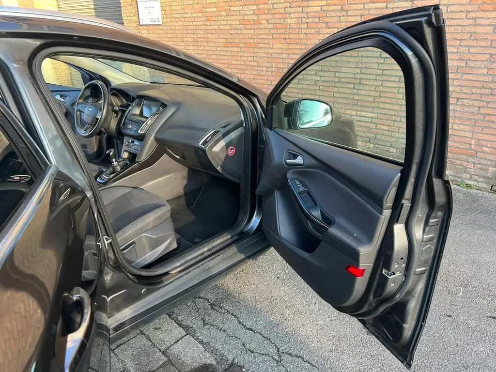 Ford Focus Turnier Titanium selbst Parkassistent 08/2016-photo-14