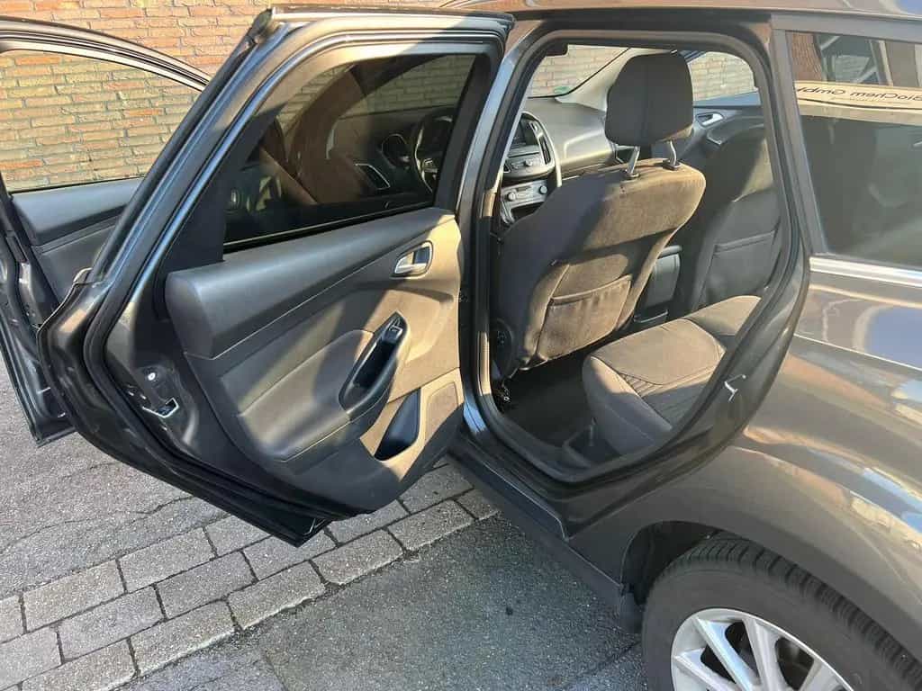 Ford Focus Turnier Titanium selbst Parkassistent 08/2016-photo-17