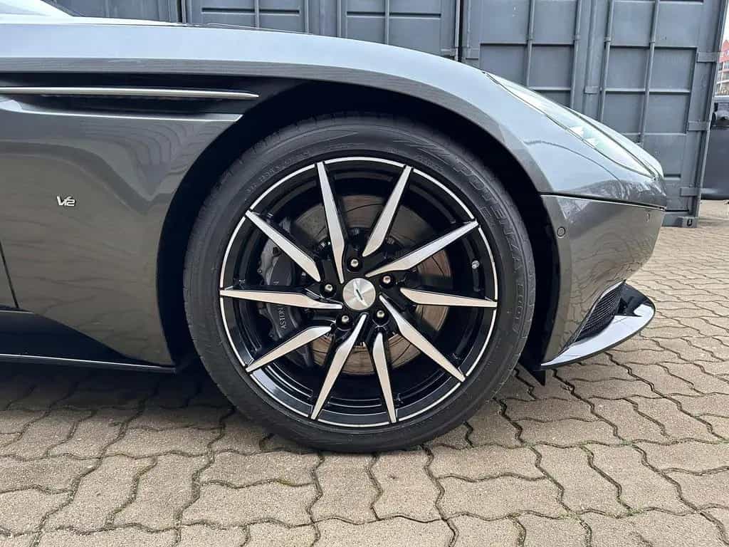 Aston Martin DB11 V12 Launch Edition 12/2017-photo-4