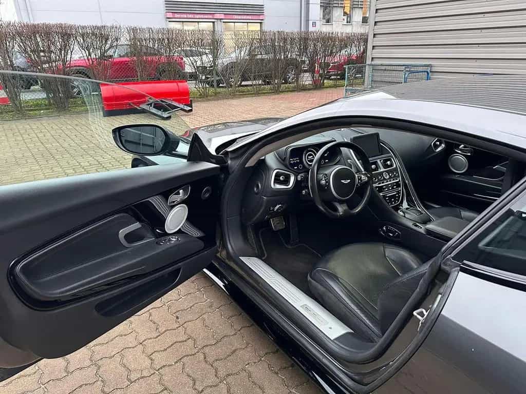 Aston Martin DB11 V12 Launch Edition 12/2017-photo-8