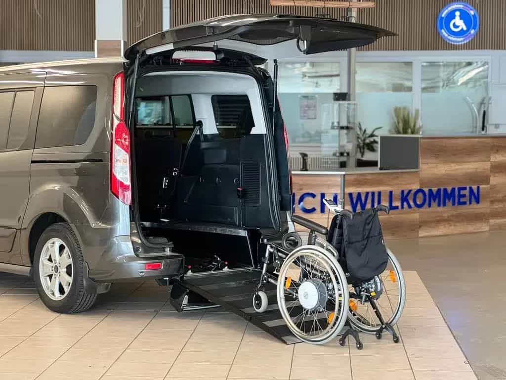 Ford Grand Tourneo -Behindertengerecht-Rampe-Titanium 07/2016-photo-7