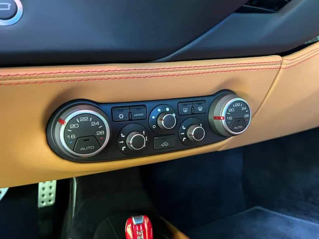 Ferrari 488 GTB 10/2015-photo-17