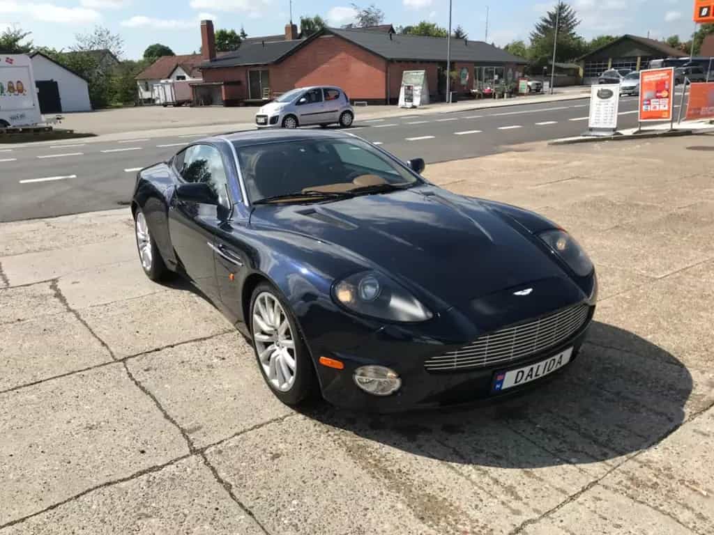 Aston Martin Vanquish V12 4-Seater Change in other Classic cars?! 03/2002-photo-0