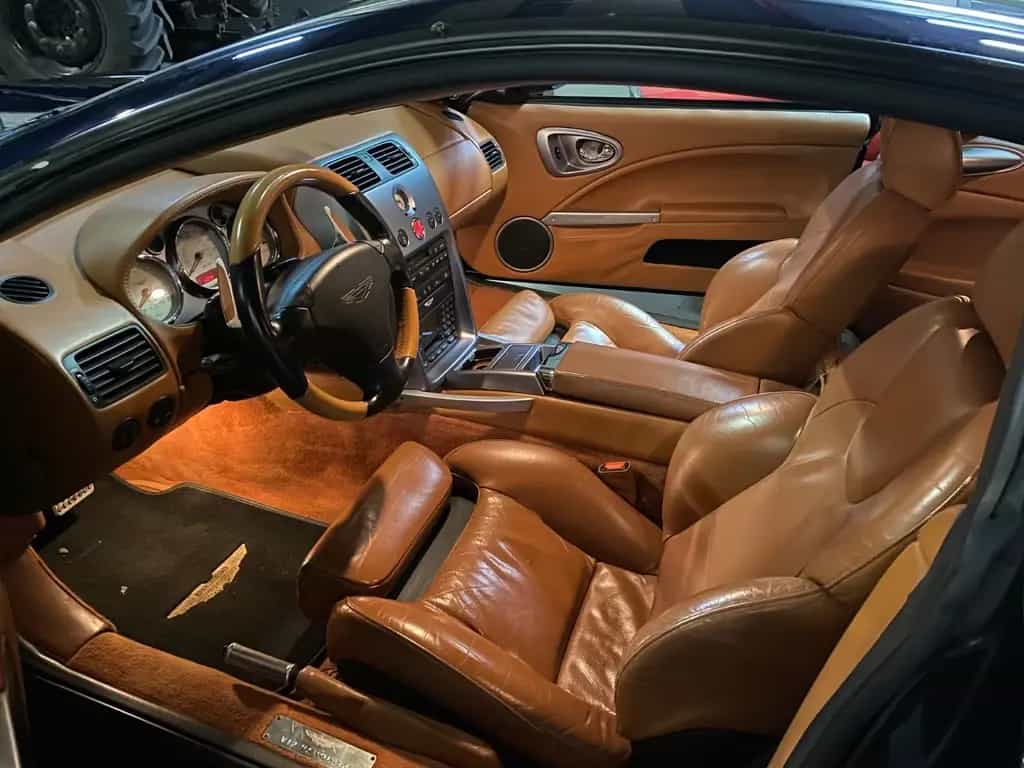 Aston Martin Vanquish V12 4-Seater Change in other Classic cars?! 03/2002-photo-1