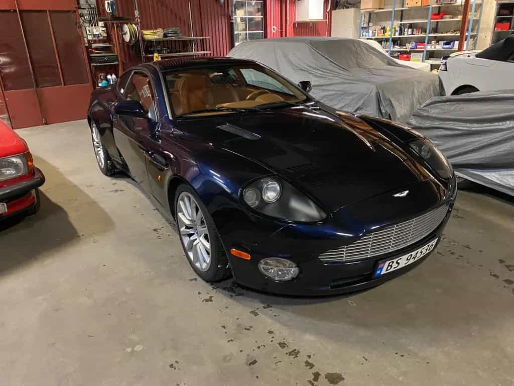 Aston Martin Vanquish V12 4-Seater Change in other Classic cars?! 03/2002-photo-2
