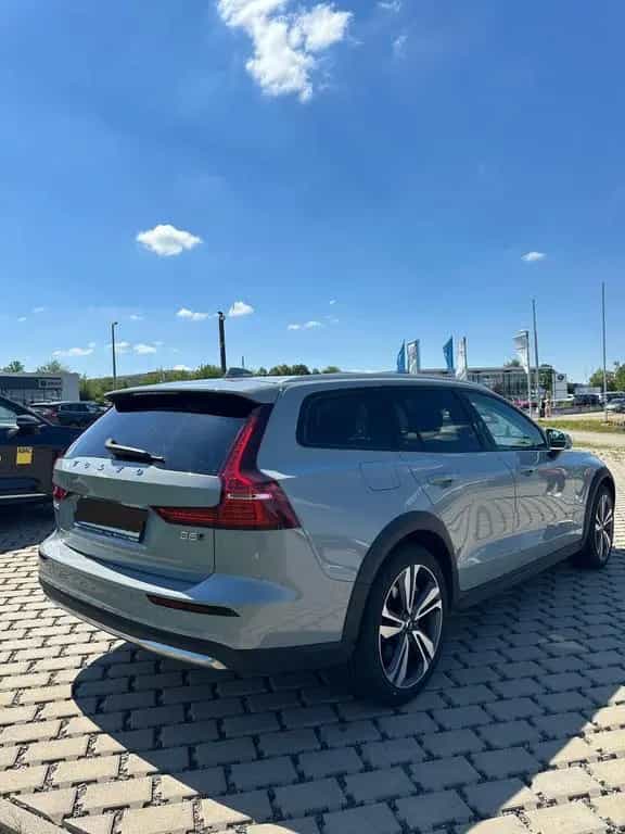 Volvo V60 Cross Country Plus AWD 08/2023-photo-2