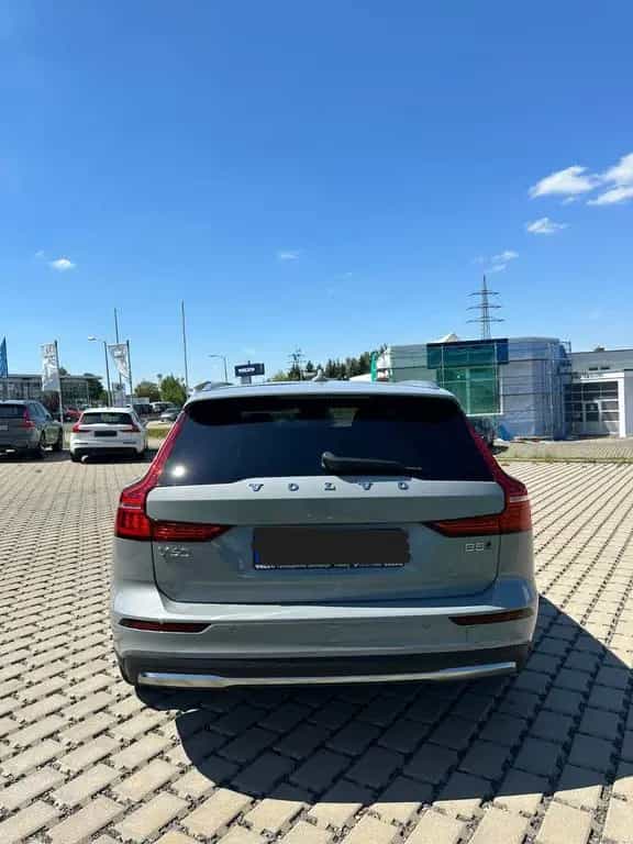 Volvo V60 Cross Country Plus AWD 08/2023-photo-3