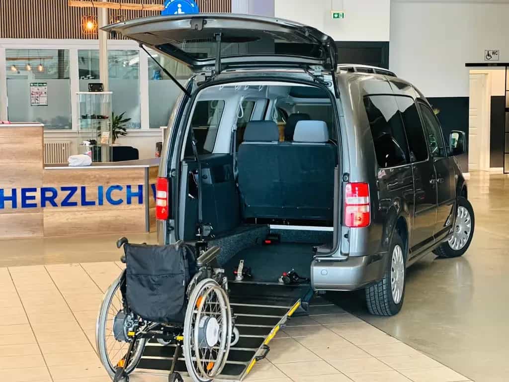 Volkswagen Caddy Maxi-Behindertengerecht-Rampe-TOP 06/2011-photo-0