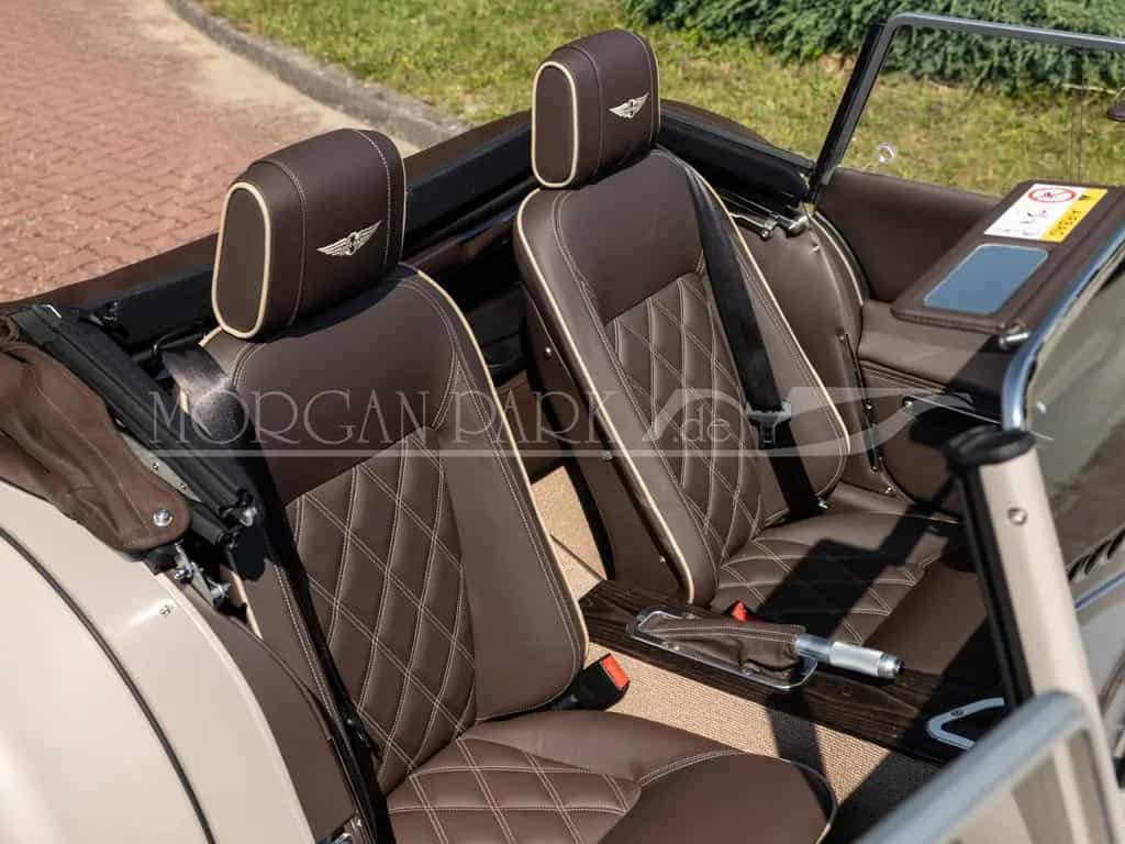 Morgan Plus Four MY25 *Coffee Beige / Soft Dark Brown* null-photo-19