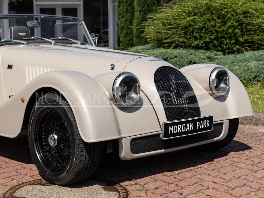 Morgan Plus Four MY25 *Coffee Beige / Soft Dark Brown* null-photo-3