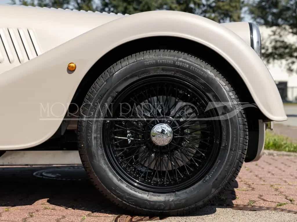 Morgan Plus Four MY25 *Coffee Beige / Soft Dark Brown* null-photo-4