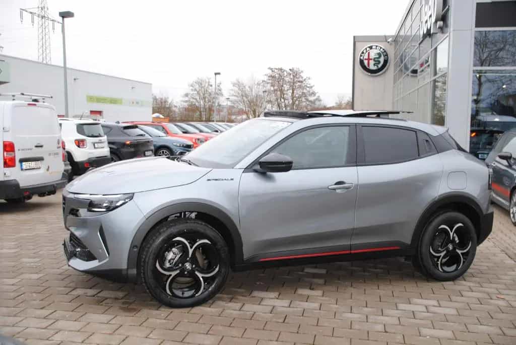 Alfa Romeo Junior 1.2 MHEV Speciale Ibrida Glasschiebedach 03/2025-photo-1