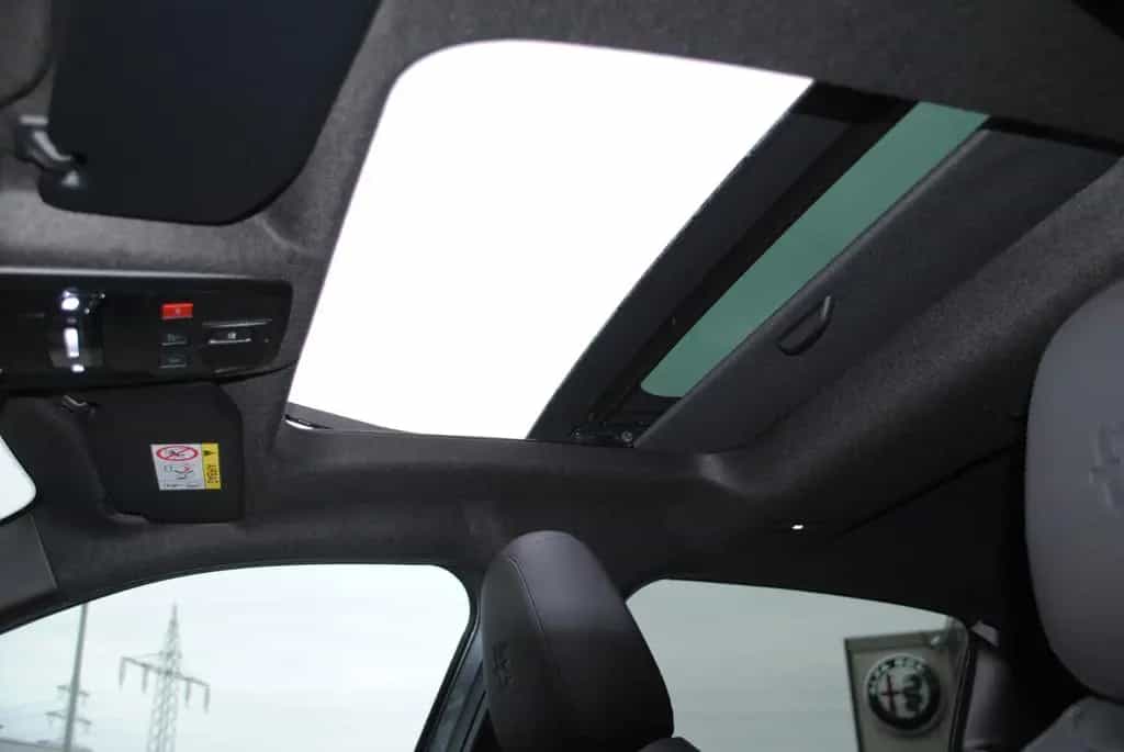 Alfa Romeo Junior 1.2 MHEV Speciale Ibrida Glasschiebedach 03/2025-photo-11