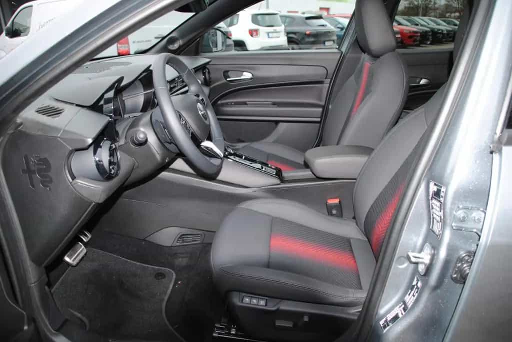 Alfa Romeo Junior 1.2 MHEV Speciale Ibrida Glasschiebedach 03/2025-photo-14