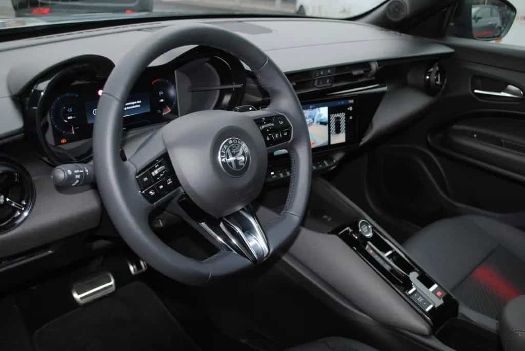 Alfa Romeo Junior 1.2 MHEV Speciale Ibrida Glasschiebedach 03/2025-photo-15