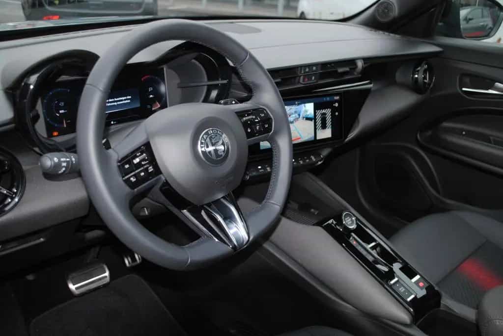 Alfa Romeo Junior 1.2 MHEV Speciale Ibrida Glasschiebedach 03/2025-photo-17
