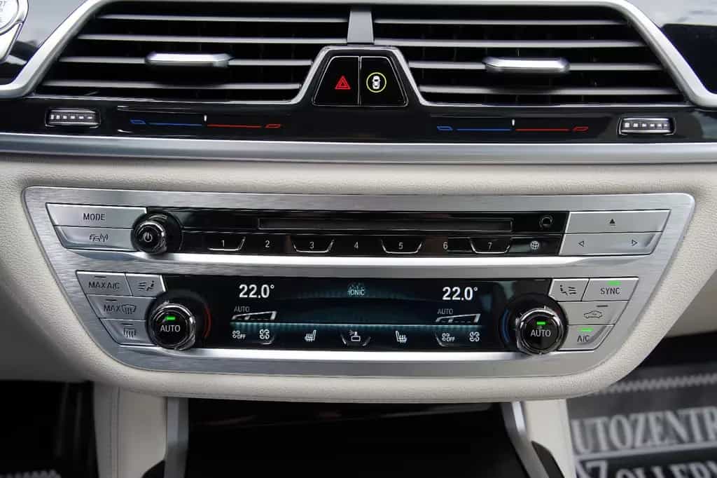 BMW 7 Series 750i xDrive *M-SPORT*PURE-EXCELLENCE*B&W*LASER* 10/2018-photo-16