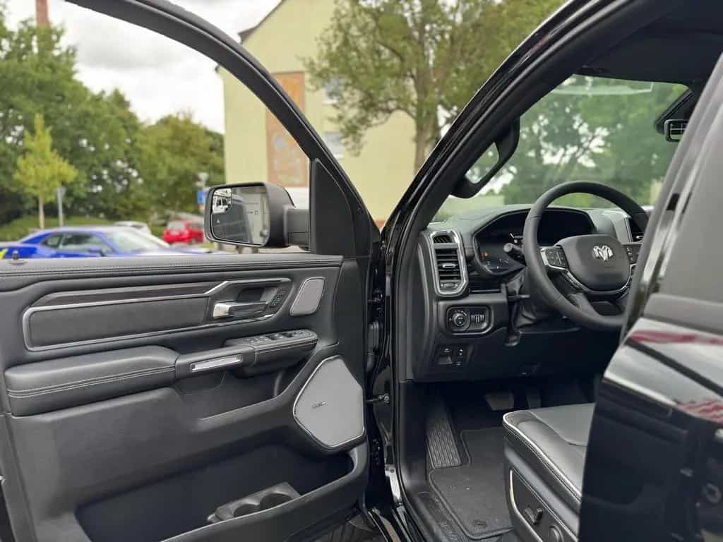Dodge RAM 1500 Laramie Night Premium Crew 2025 UMBAU 06/2025-photo-14
