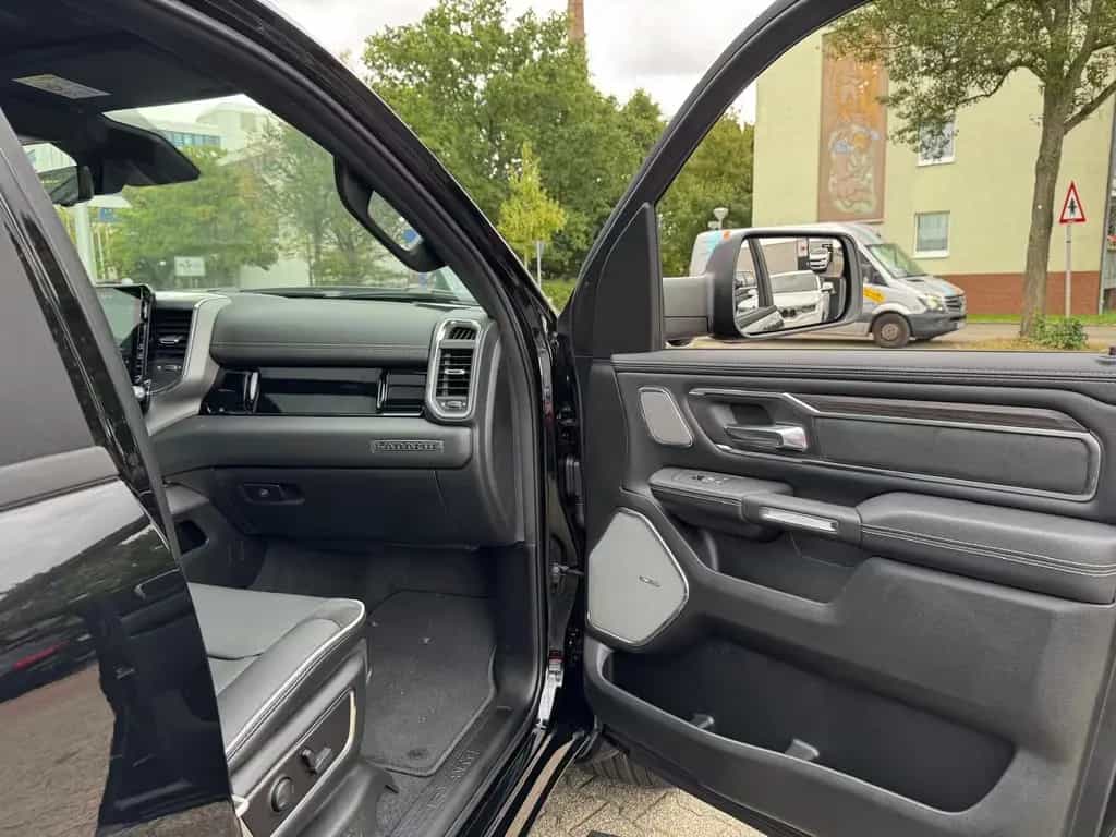 Dodge RAM 1500 Laramie Night Premium Crew 2025 UMBAU 06/2025-photo-17