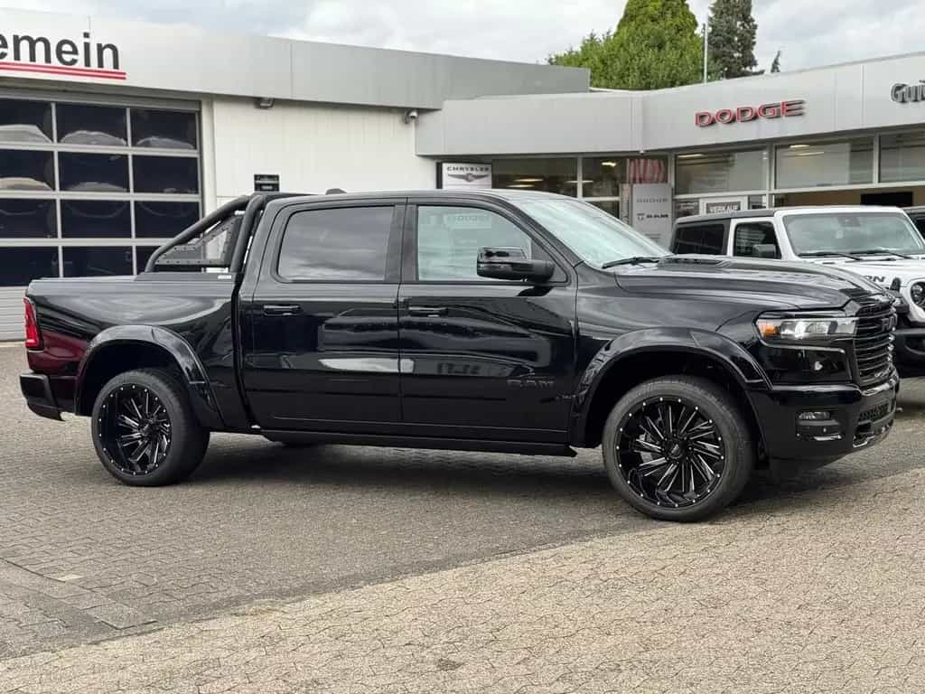 Dodge RAM 1500 Laramie Night Premium Crew 2025 UMBAU 06/2025-photo-2