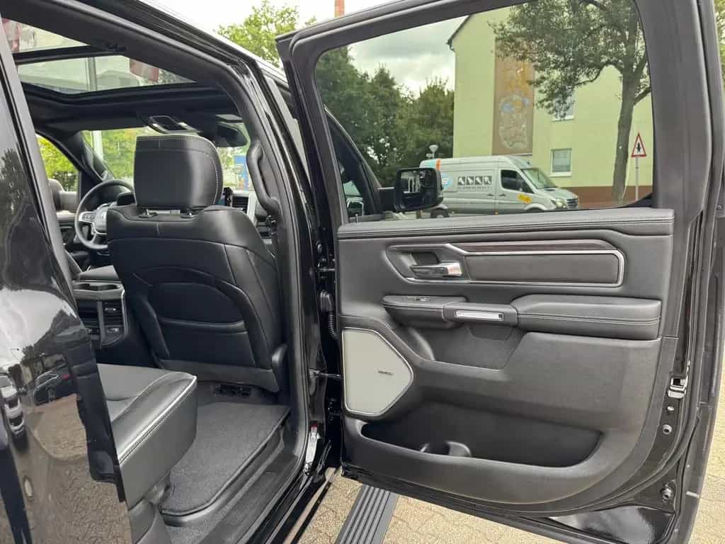 Dodge RAM 1500 Laramie Night Premium Crew 2025 UMBAU 06/2025-photo-22