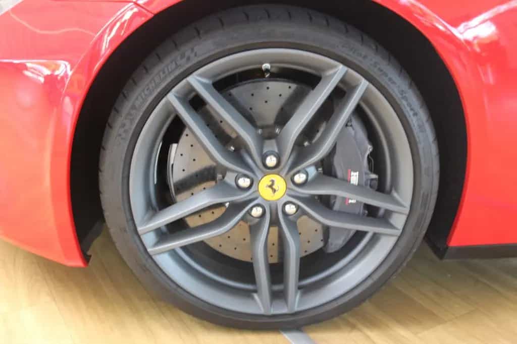 Ferrari FF V12 +4x4 + 1 Hand +... nur 25867 Kilometer! 05/2012-photo-22