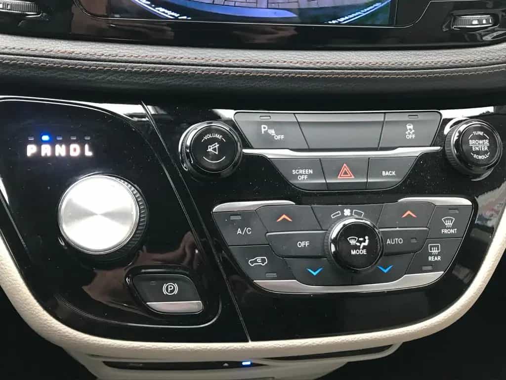 Chrysler Pacifica Limited 3.6L V6* AHK*DVD*Pano*Temp*TWA 07/2017-photo-17