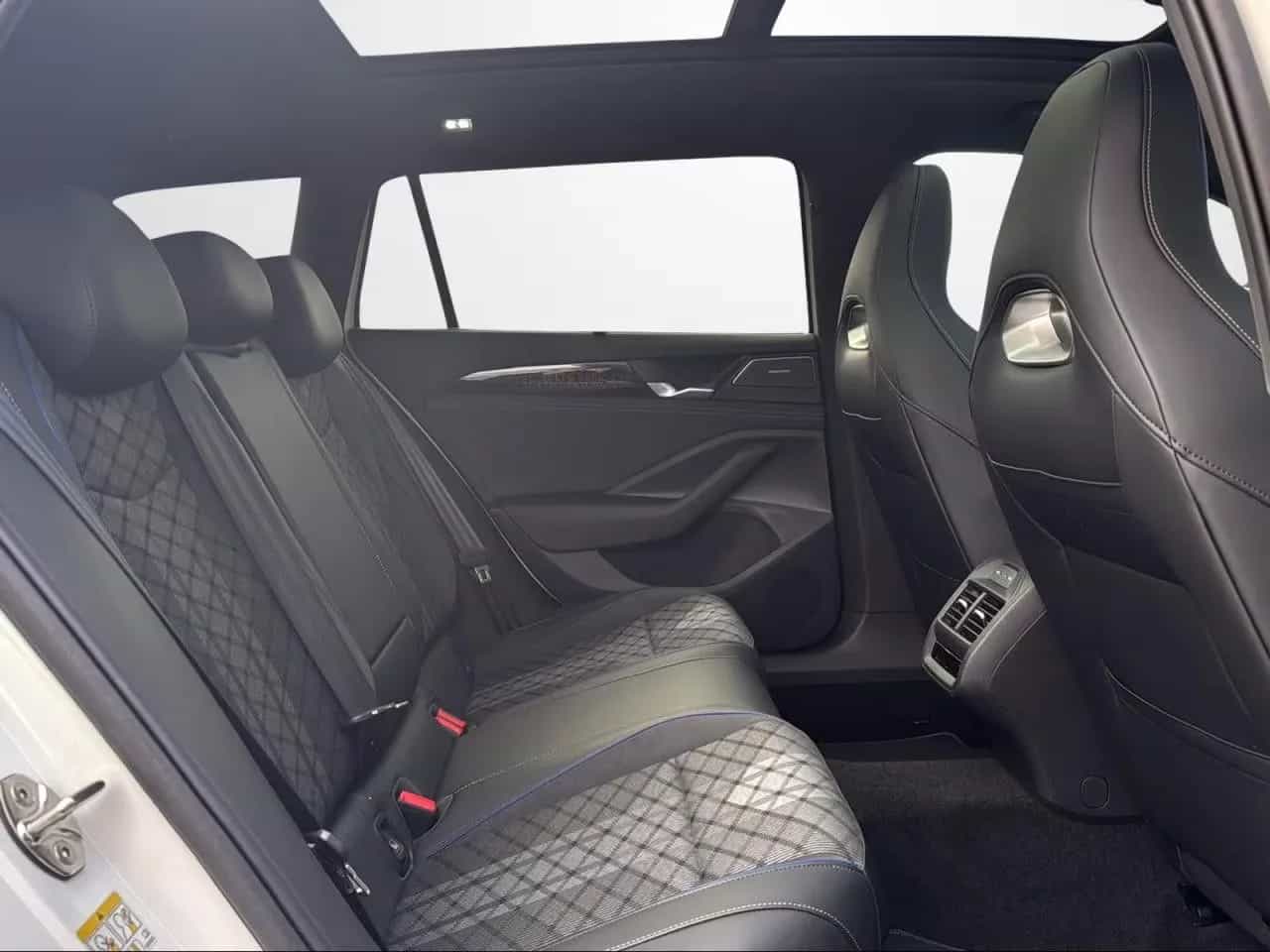 Volkswagen Passat Variant 02/2024-photo-11