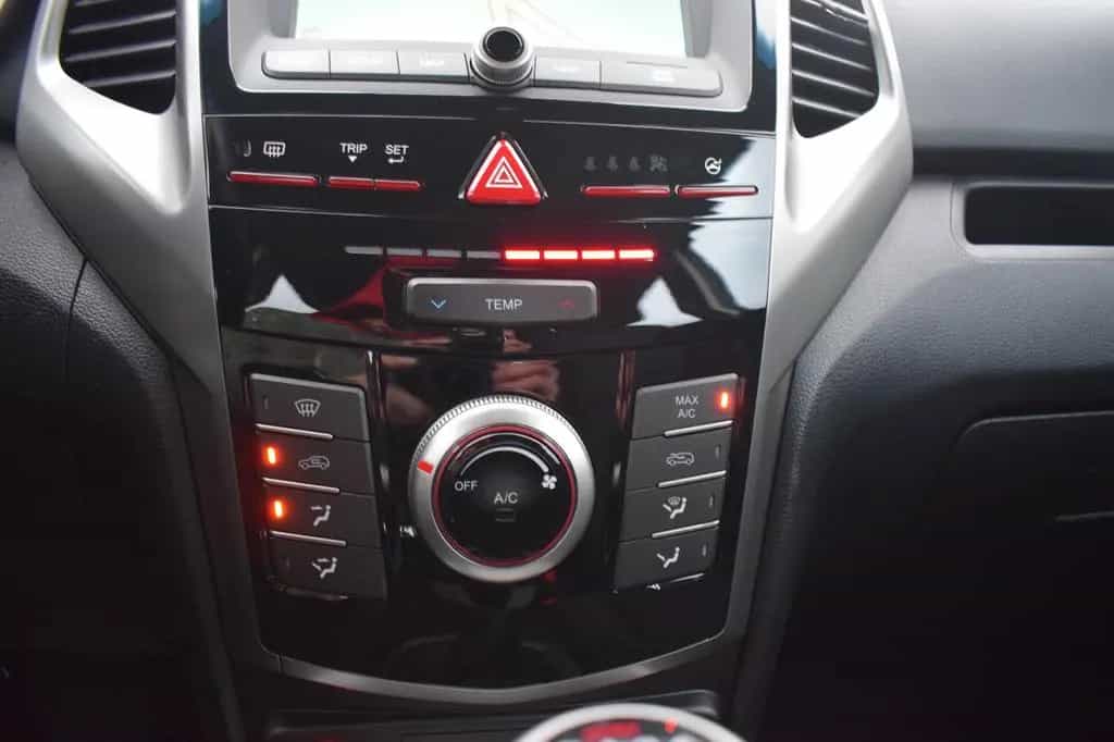 Ssangyong Tivoli 1.6 e-XGi 160 QUARTZ 2WD SHZ*NAVI*SCHECKH 08/2017-photo-15
