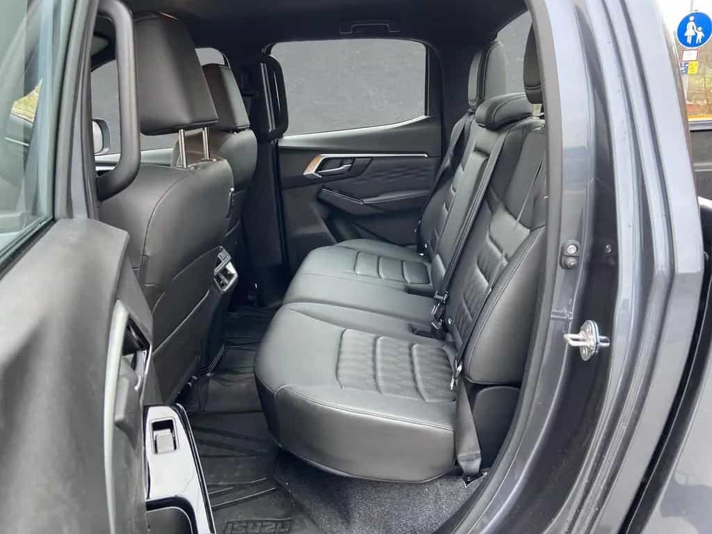 Isuzu D-Max Double Cab LSE 4x4 #SHZ #KAMERA #LEDER #SP 10/2025-photo-8