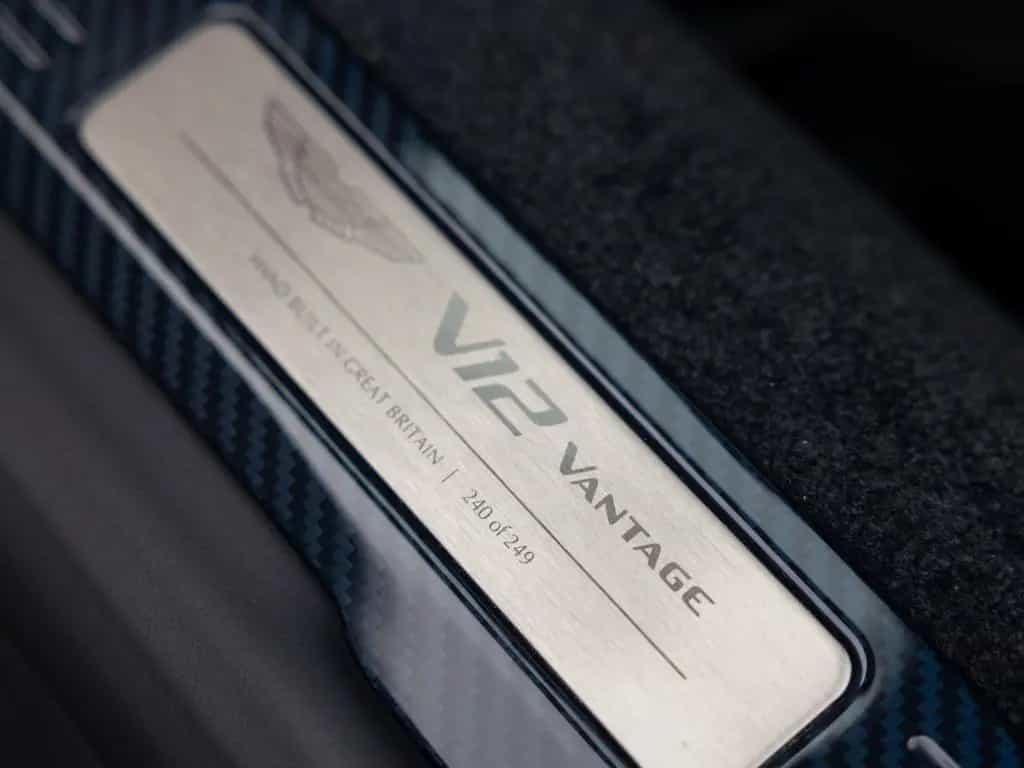 Aston Martin V12 Vantage Roadster | Q - Einzelstück | Blue CF 11/2023-photo-15