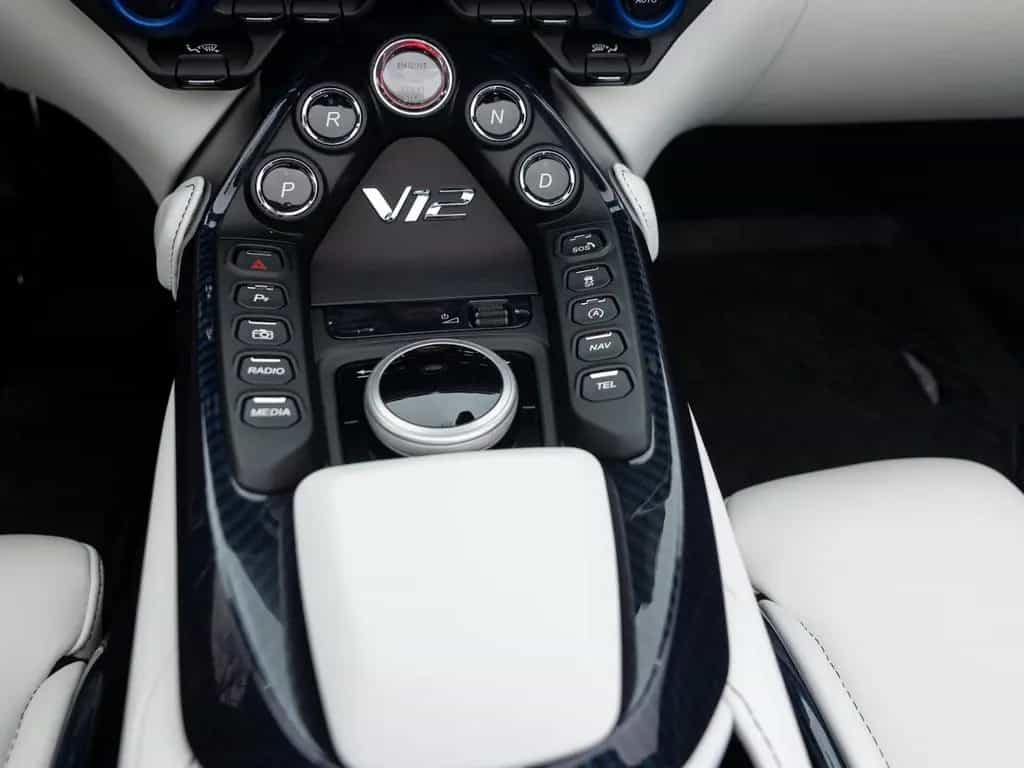 Aston Martin V12 Vantage Roadster | Q - Einzelstück | Blue CF 11/2023-photo-24