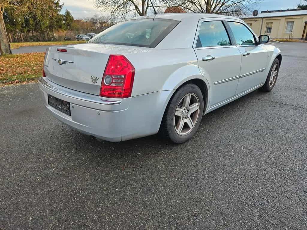 Chrysler 300C 2.7L Limousine 09/2010-photo-2