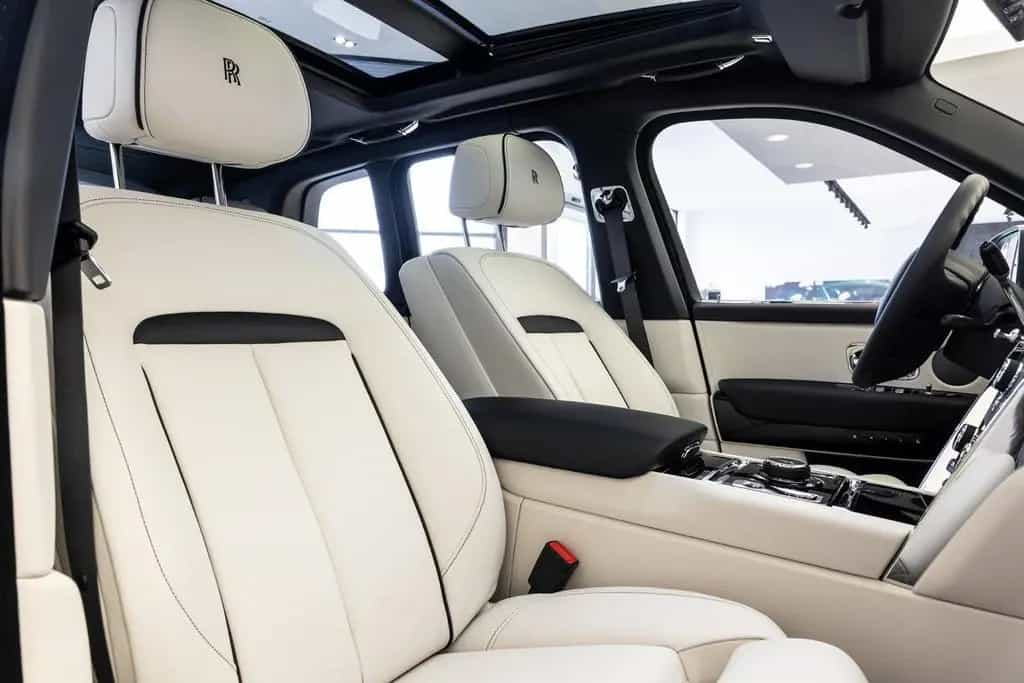 Rolls-Royce Cullinan 6.75 V12 09/2023-photo-17