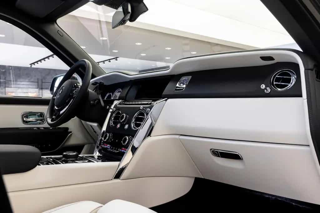 Rolls-Royce Cullinan 6.75 V12 09/2023-photo-8