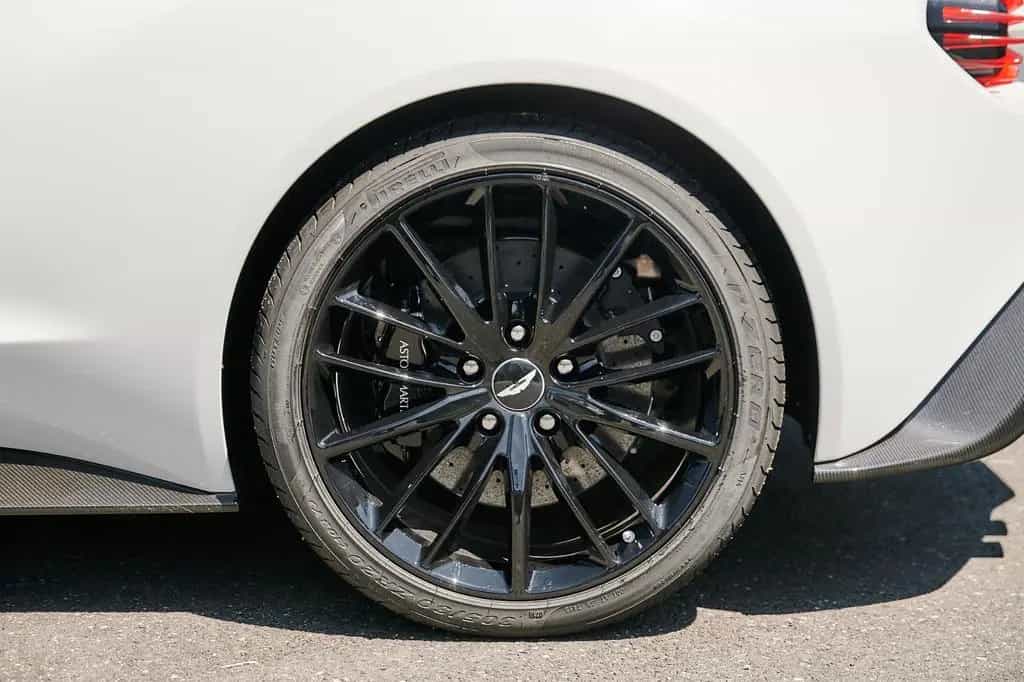 Aston Martin Vanquish Zagato Edition Nr. 22 of 99 04/2019-photo-7