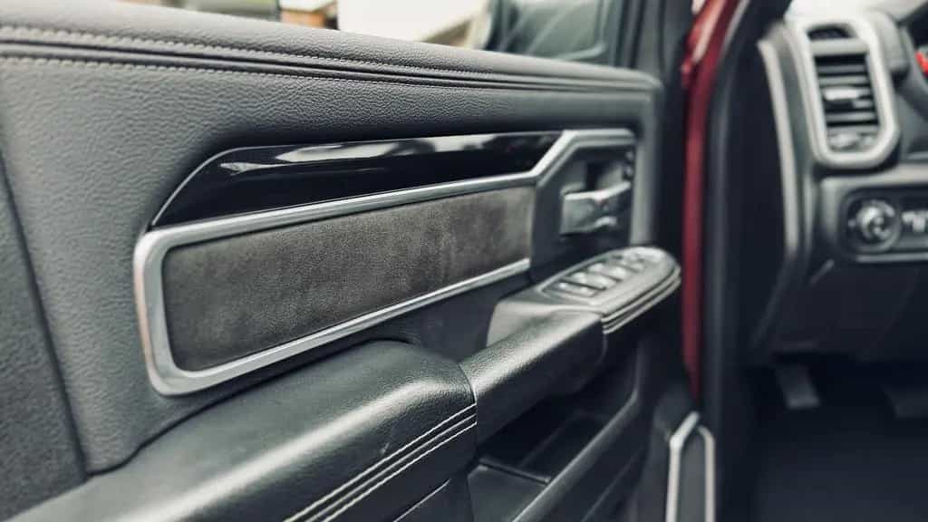 Dodge Limited DIESEL*BÜGEL*NAVI*AHK*GARANTIE 12/2021-photo-48