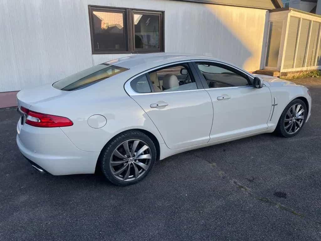 Jaguar XF 4.2 L V8 Premium Luxury / 3.Hand / Scheckheft 06/2009-photo-2