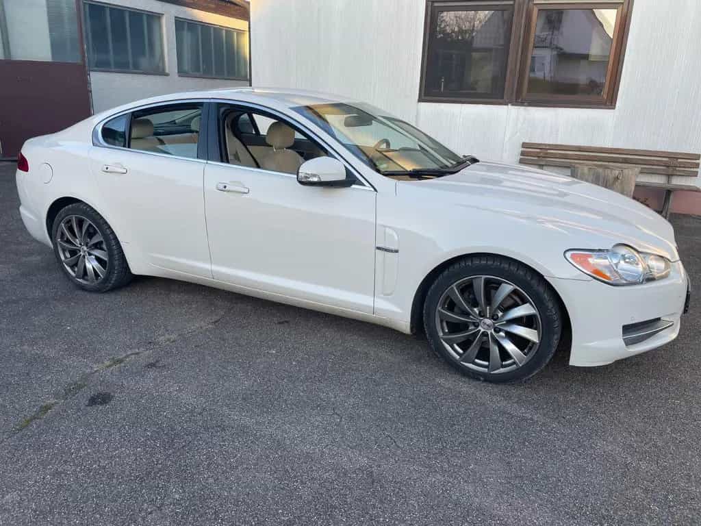 Jaguar XF 4.2 L V8 Premium Luxury / 3.Hand / Scheckheft 06/2009-photo-3
