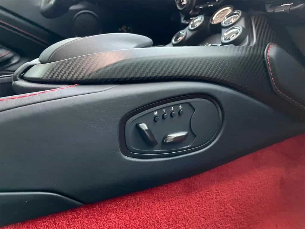 Aston Martin V12 Vantage - Carbon Packs/Homelink/Livery 09/2022-photo-17