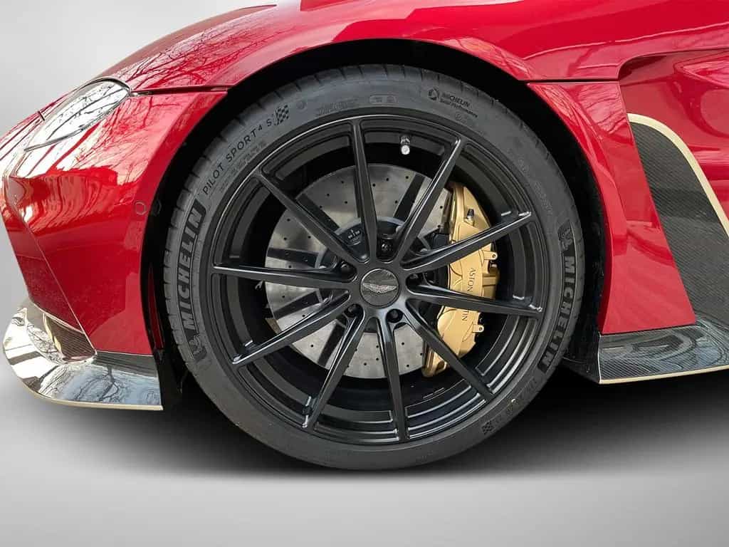 Aston Martin V12 Vantage - Carbon Packs/Homelink/Livery 09/2022-photo-5